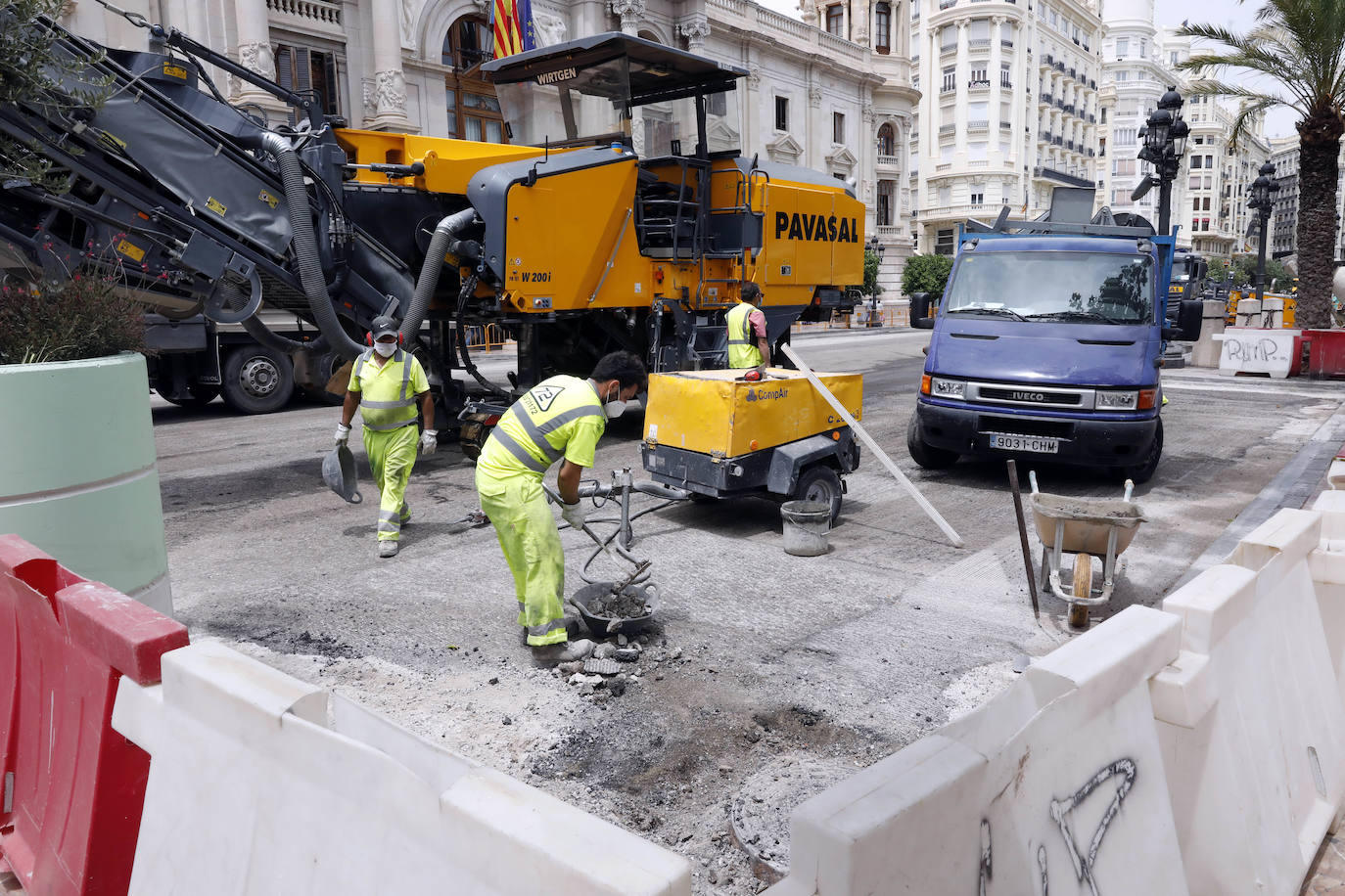 En la zona próxima a la calle Barcelonina, como se observa en la imagen, la contrata de asfaltado ha comenzado ya a aplicar el acabado del nuevo pavimento de la plaza del Ayuntamiento, que quedará de color rojizo para igualarlo con las aceras y distinguir las nuevas zonas peatonales de la parte que quedará abiertas al tráfico. La última capa será una resina antideslizante que además ayudará a fijar el tono con el pulimentado de los áridos mezclados con el aglomerado.