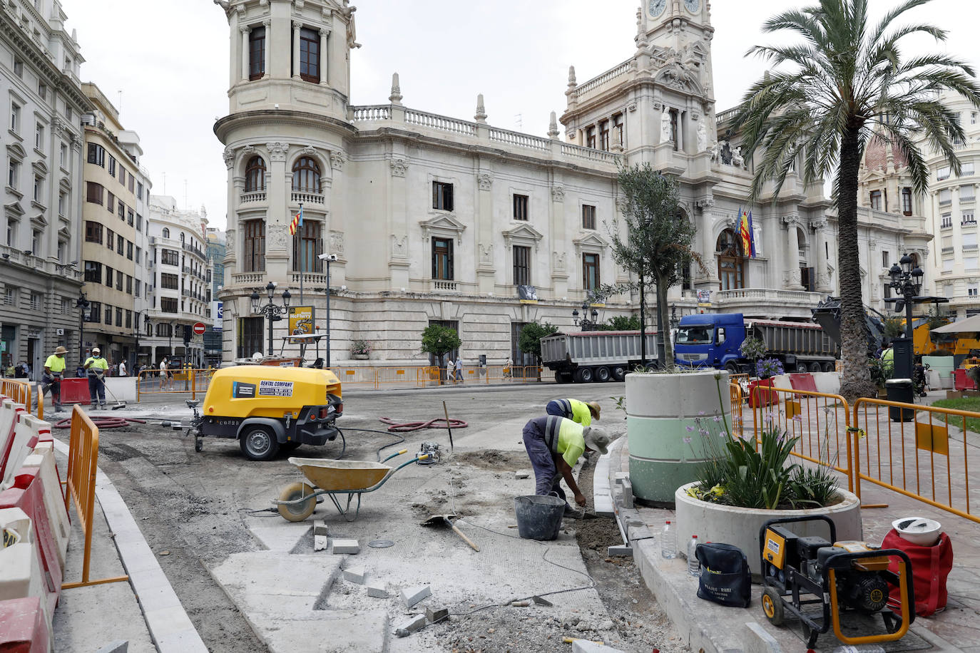 En la zona próxima a la calle Barcelonina, como se observa en la imagen, la contrata de asfaltado ha comenzado ya a aplicar el acabado del nuevo pavimento de la plaza del Ayuntamiento, que quedará de color rojizo para igualarlo con las aceras y distinguir las nuevas zonas peatonales de la parte que quedará abiertas al tráfico. La última capa será una resina antideslizante que además ayudará a fijar el tono con el pulimentado de los áridos mezclados con el aglomerado.