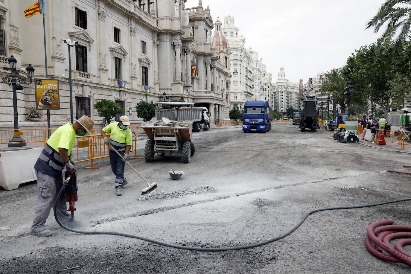 En la zona próxima a la calle Barcelonina, como se observa en la imagen, la contrata de asfaltado ha comenzado ya a aplicar el acabado del nuevo pavimento de la plaza del Ayuntamiento, que quedará de color rojizo para igualarlo con las aceras y distinguir las nuevas zonas peatonales de la parte que quedará abiertas al tráfico. La última capa será una resina antideslizante que además ayudará a fijar el tono con el pulimentado de los áridos mezclados con el aglomerado.