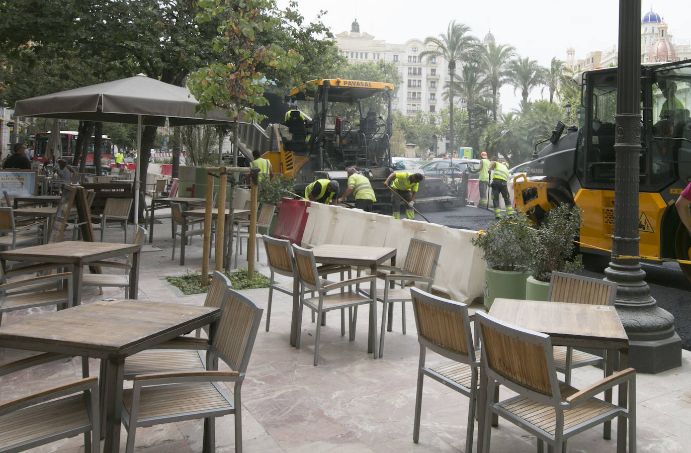 Varios bares del centro de Valencia bajarán la persiana en agosto por la falta de consumo. Otros reducen horarios a las tardes y eliminan platos turísticos como la paella por carencia de cliente. 