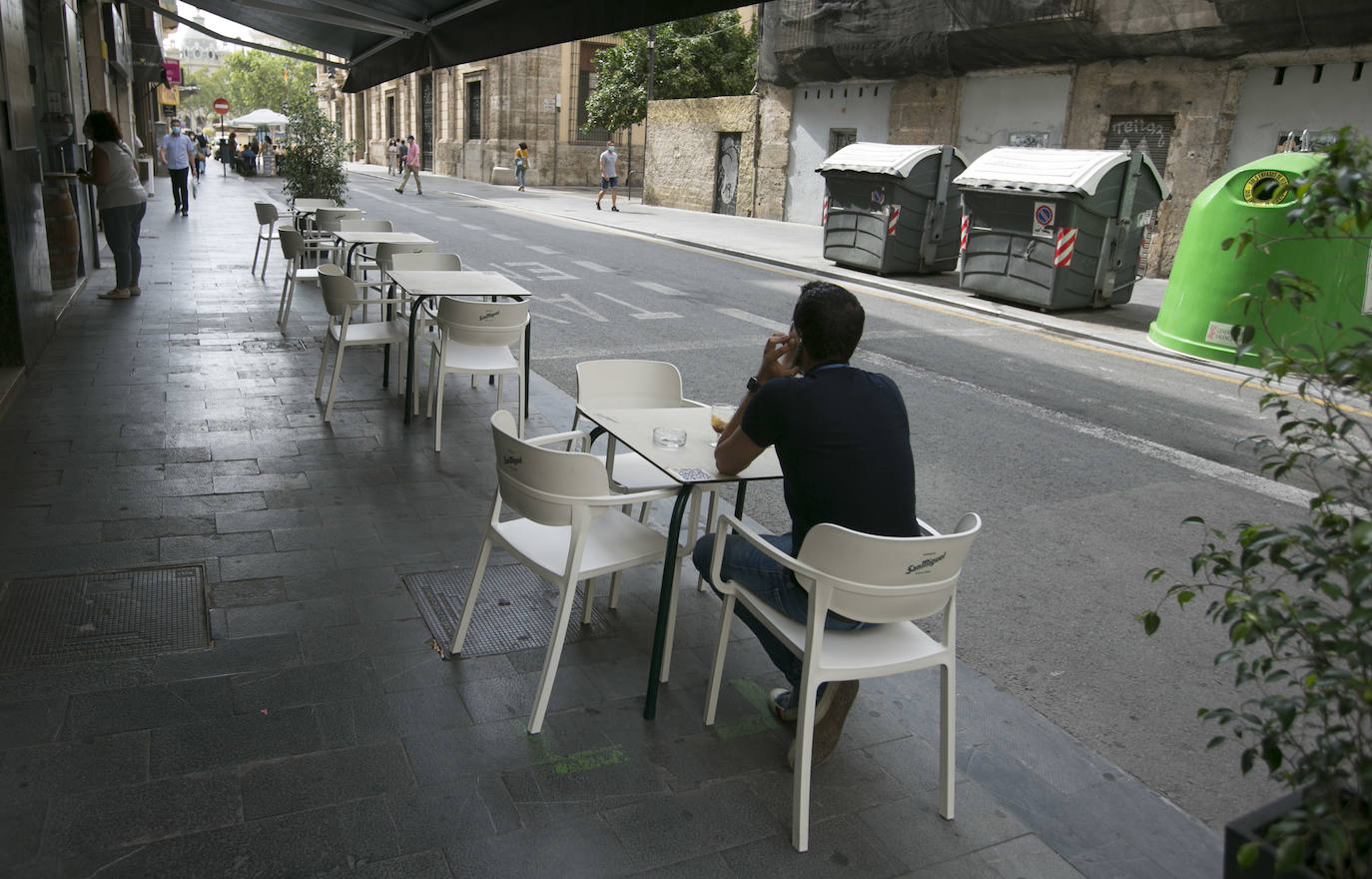 Varios bares del centro de Valencia bajarán la persiana en agosto por la falta de consumo. Otros reducen horarios a las tardes y eliminan platos turísticos como la paella por carencia de cliente. 