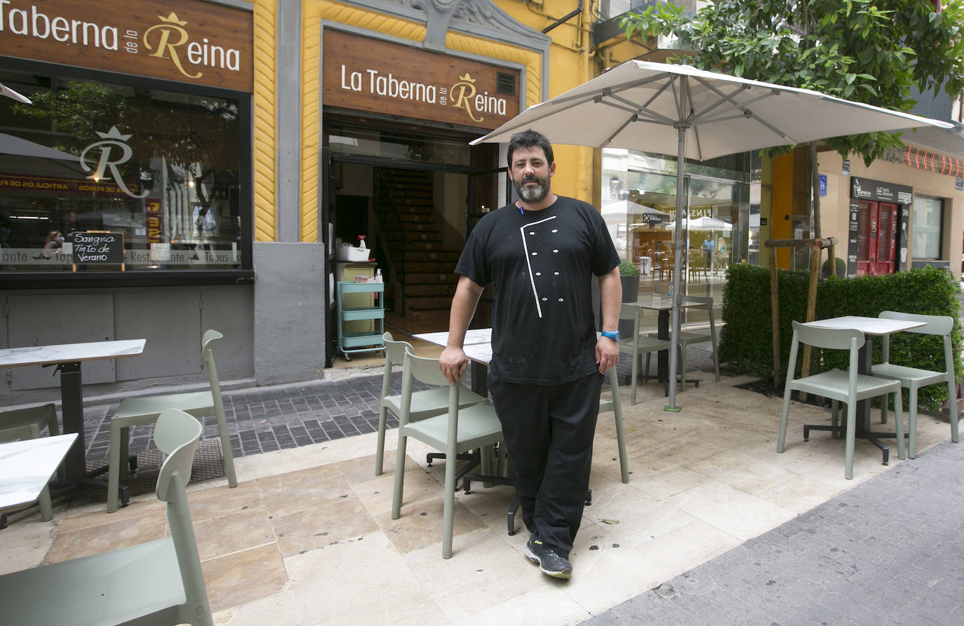 Varios bares del centro de Valencia bajarán la persiana en agosto por la falta de consumo. Otros reducen horarios a las tardes y eliminan platos turísticos como la paella por carencia de cliente. 