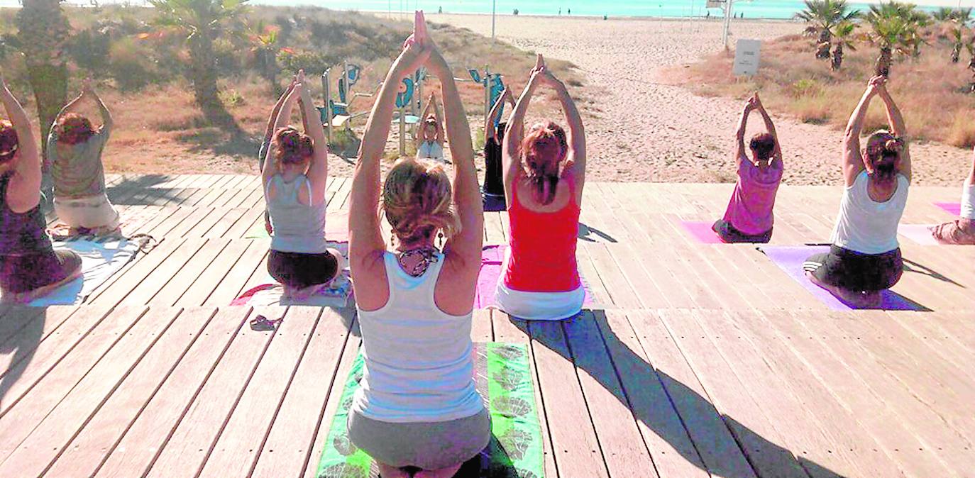 A la orilla del Mediterráneo,sintiendo la brisa del mar; no hay mejor forma de hacer yoga o taichi que en la playa. 