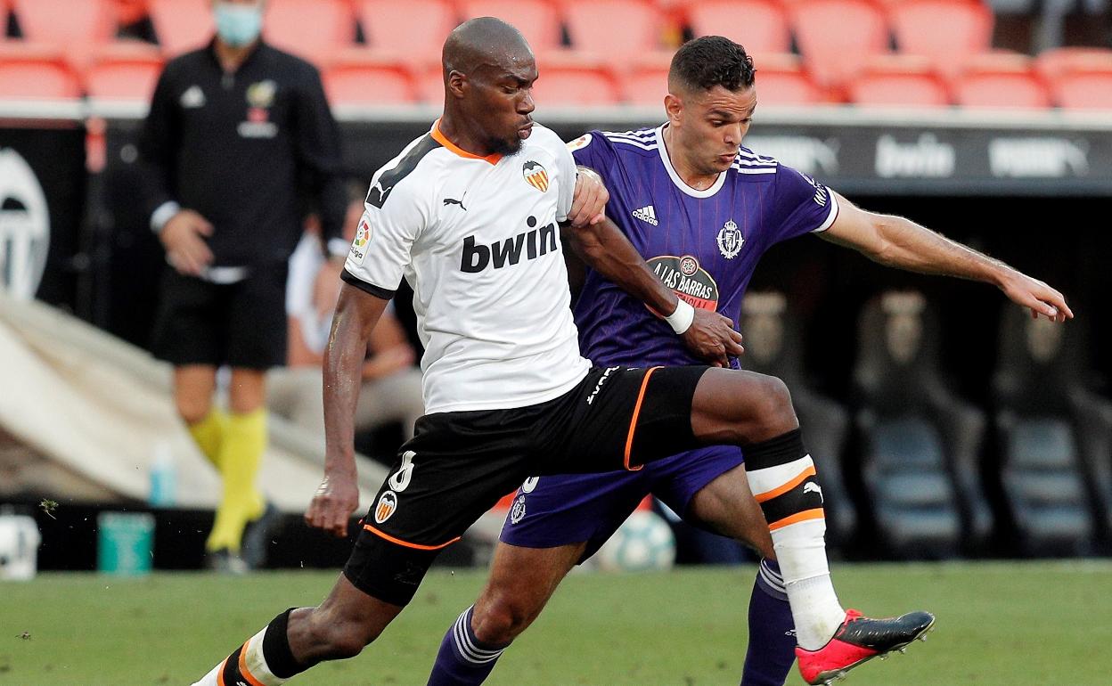 Kondogbia pugna por el balón con Enes Ünal durante el partido contra el Valladolid del pasado martes en Mestalla. 