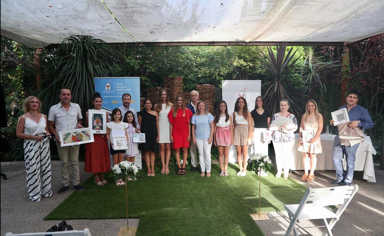 Acto de entrega de los recuerdos falleros en la subasta solidaria. 