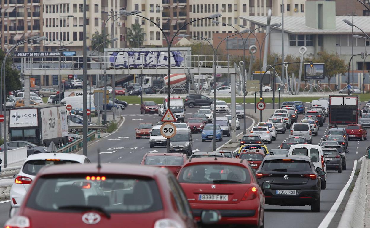 Tráfico en Avenida Ausias March en Valencia. 