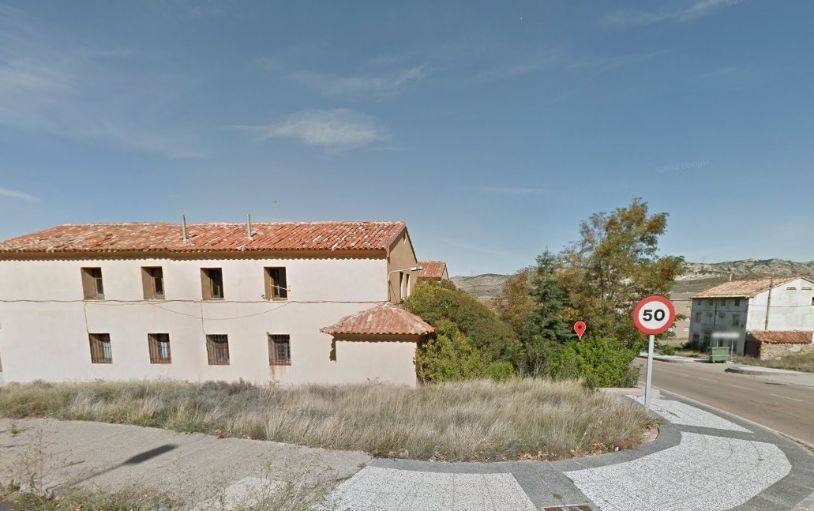 ESCUCHA (TERUEL) - Esta antigua casa-cuartel se vende por 57.718 euros. Su extensión de solar es próxima a los 2.000 metros cuadrados y construidos hay 571 en total. 