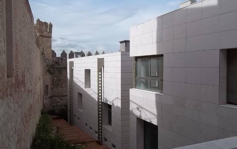 EL CASTILLO DE MAQUEDA - También conocido como Castillo de la Vela, tiene sótano y tres alturas y está catalogado como Monumento Histórico Artístico. Incluso fue residencia de Isabel la Católica.