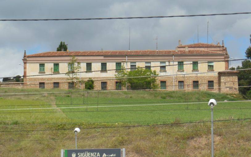 SIGÜENZA (GUADALAJARA) - La antigua casa-cuartel ahora a la venta se encuentra justo delante de la estación de tren.