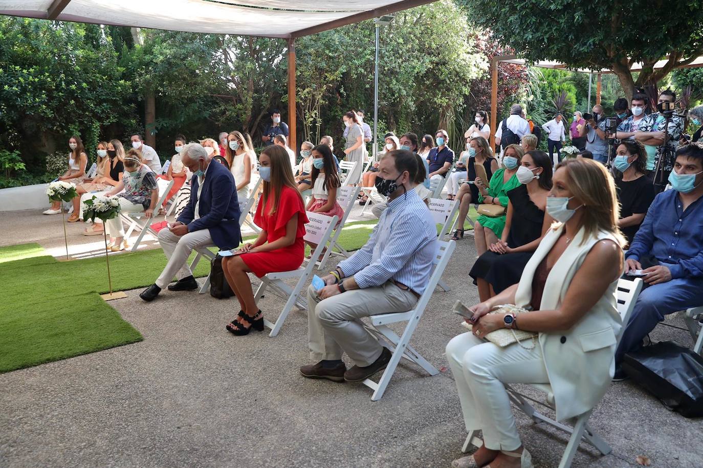 Consuelo Llobell con falleras mayores de Valencia; momento del acto y entrega del retal del espolín. 