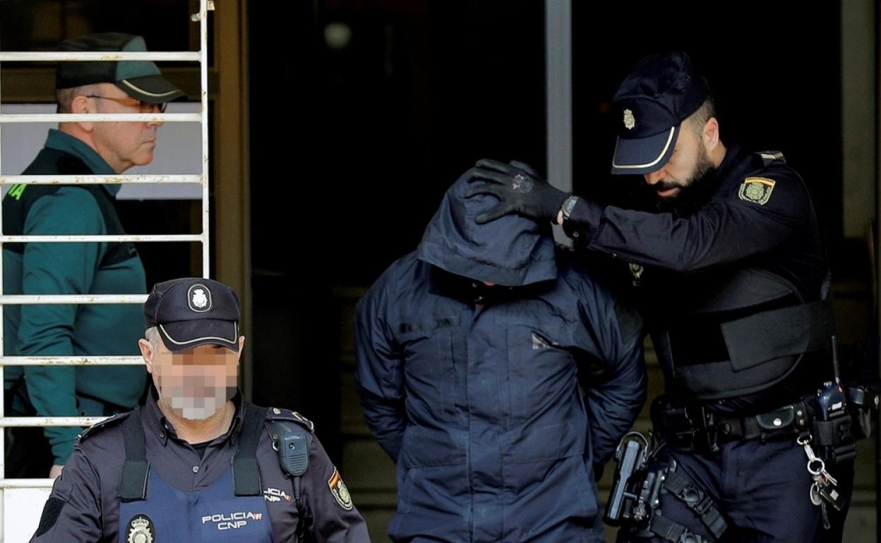 Jorge Ignacio P. oculta su rostro a la salida del juzgado de Alzira. 