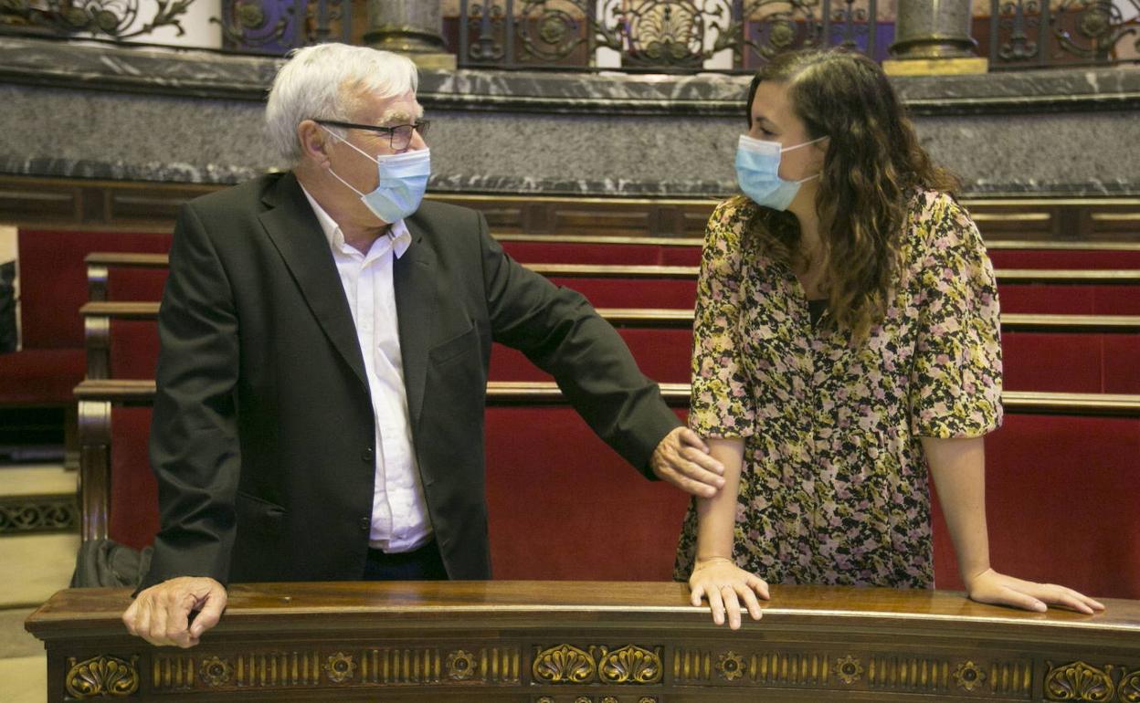 Joan Ribó y Sandra Gómez en el hemiciclo del Ayuntamiento. 