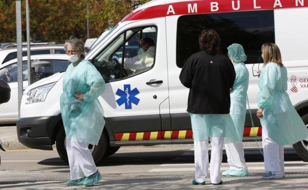 Profesionales sanitarios ante el Hospital La Fe de Valencia. 