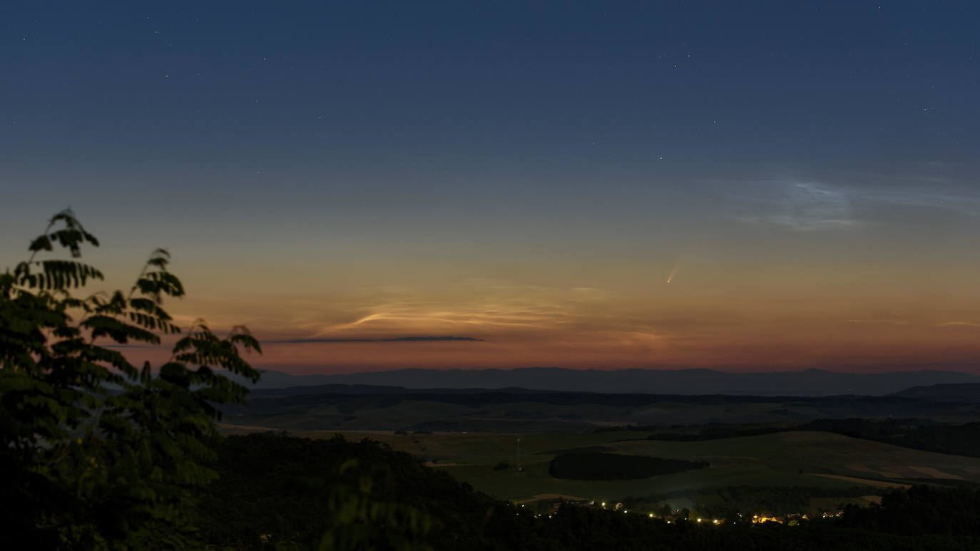 El cometa Neowise, «de una belleza extrema», puede ya observarse en el cielo del amanecer. Un espectáculo del que se puede disfrutar a simple vista hasta mediados de mes mirando en dirección noreste, aunque es mejor si se usa unos prismáticos. Desde la península Ibérica se verá en pleno amanecer, a partir de las 05.00 horas y hasta poco antes de la salida el Sol. Aunque se puede observar a simple vista, el astrofísico Josep Maria Trigo, del Instituto de Ciencias del Espacio del CSIC y del Instituto de Estudios Espaciales de Cataluña recomienda unos prismáticos lo más luminosos posible.