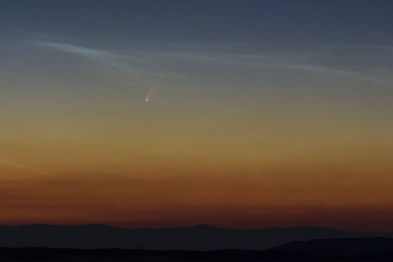 El cometa Neowise, «de una belleza extrema», puede ya observarse en el cielo del amanecer. Un espectáculo del que se puede disfrutar a simple vista hasta mediados de mes mirando en dirección noreste, aunque es mejor si se usa unos prismáticos. Desde la península Ibérica se verá en pleno amanecer, a partir de las 05.00 horas y hasta poco antes de la salida el Sol. Aunque se puede observar a simple vista, el astrofísico Josep Maria Trigo, del Instituto de Ciencias del Espacio del CSIC y del Instituto de Estudios Espaciales de Cataluña recomienda unos prismáticos lo más luminosos posible.