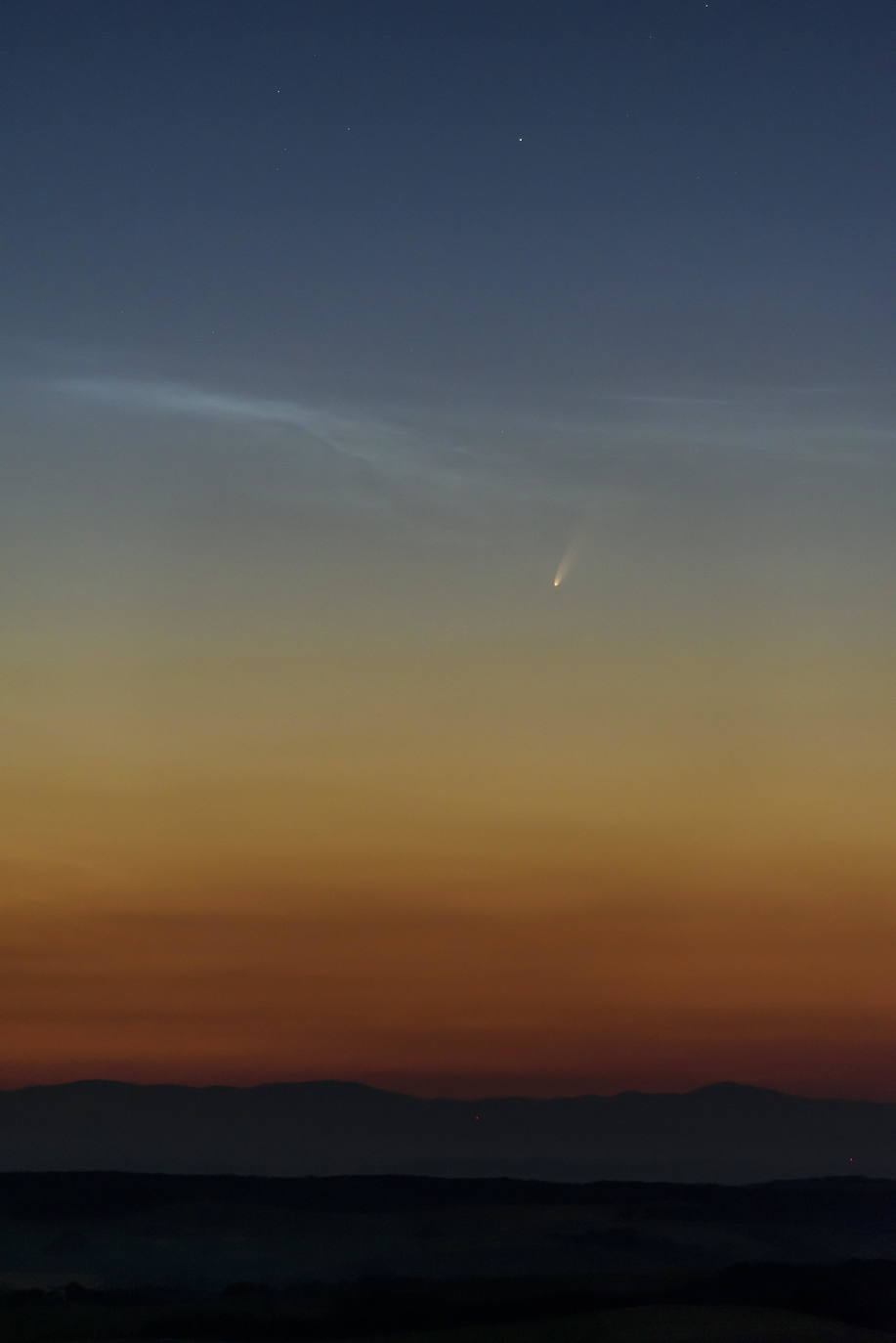 El cometa Neowise, «de una belleza extrema», puede ya observarse en el cielo del amanecer. Un espectáculo del que se puede disfrutar a simple vista hasta mediados de mes mirando en dirección noreste, aunque es mejor si se usa unos prismáticos. Desde la península Ibérica se verá en pleno amanecer, a partir de las 05.00 horas y hasta poco antes de la salida el Sol. Aunque se puede observar a simple vista, el astrofísico Josep Maria Trigo, del Instituto de Ciencias del Espacio del CSIC y del Instituto de Estudios Espaciales de Cataluña recomienda unos prismáticos lo más luminosos posible.