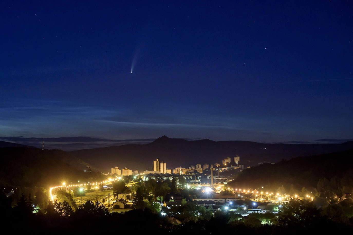 El cometa Neowise, «de una belleza extrema», puede ya observarse en el cielo del amanecer. Un espectáculo del que se puede disfrutar a simple vista hasta mediados de mes mirando en dirección noreste, aunque es mejor si se usa unos prismáticos. Desde la península Ibérica se verá en pleno amanecer, a partir de las 05.00 horas y hasta poco antes de la salida el Sol. Aunque se puede observar a simple vista, el astrofísico Josep Maria Trigo, del Instituto de Ciencias del Espacio del CSIC y del Instituto de Estudios Espaciales de Cataluña recomienda unos prismáticos lo más luminosos posible.