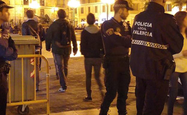 Un hombre se pasea por el centro de Valencia con un cuchillo amenazando de muerte a desconocidos