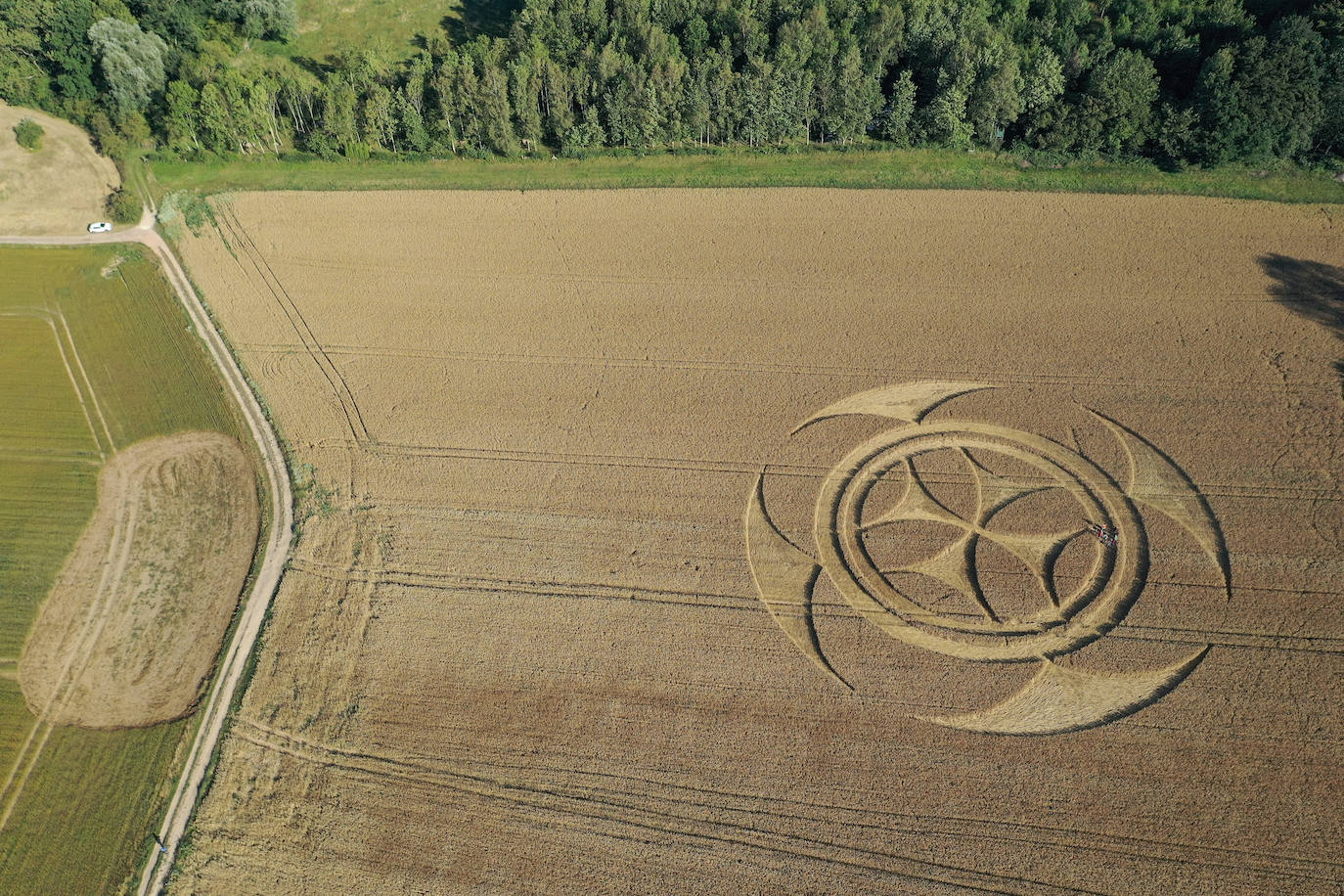 Fotos: Aparece una gigantesca señal templaria sobre un campo en el norte de Francia