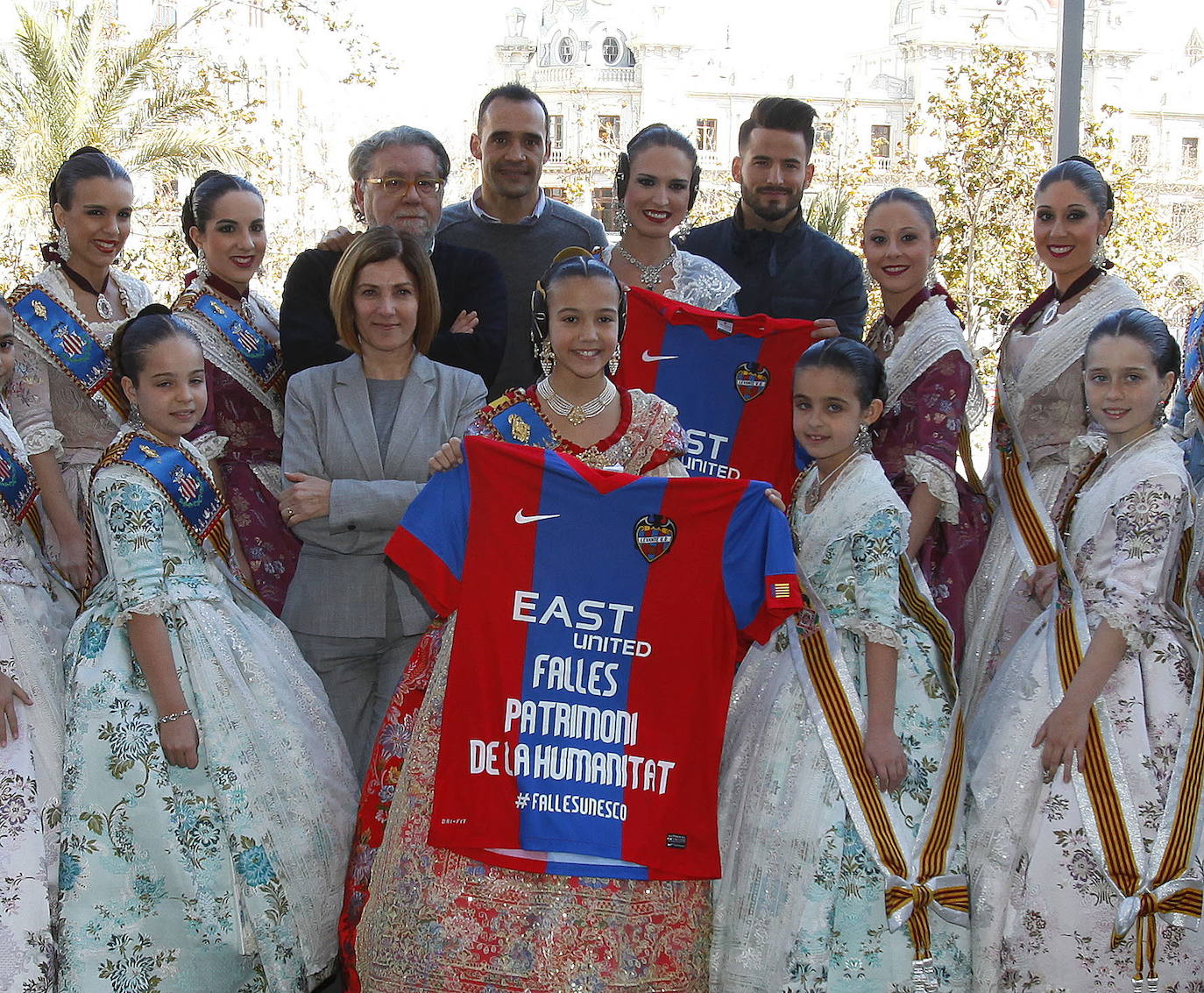 Ramón Vilar, en el balcón del Ayuntamiento de Valencia en 2016, posa junto a las falleras y jugadores del Levante UD