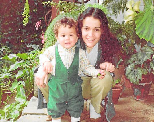 Naturaleza | «Mi madre y yo en la casa de mi abuela Consuelo, muy típica de la zona, llena de plantas. Me encantaba correr rodeado de verde».