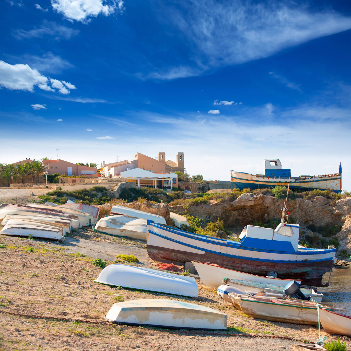 A pesar de su belleza, se dice que lo más impresionante de la isla está bajo el mar. O bien buceando o con las gafas de esnórquel, podrás nadar entre las frondosas praderas de posidonia, planta marina endémica del Mediterráneo, mientras te rodean meros o salmonetes.