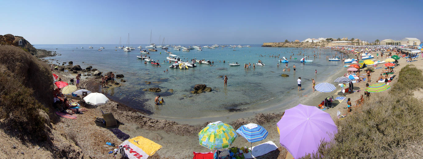 Además la visita a Tabarca permite disfrutar de la práctica de la vela, el windsurf o simplemente paseando por el litoral de la Isla.