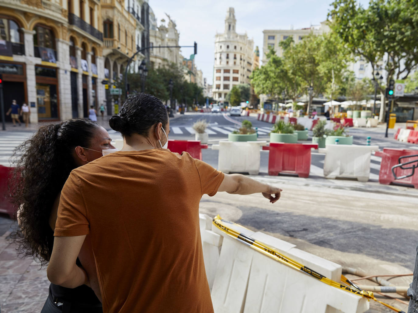 El nuevo asfalto rojizo de la plaza del Ayuntamiento ya está terminado en el tramo frente al teatro Rialto, cerca de la esquina con la calle Barcelonina, por lo que es la imagen más fidedigna de cómo quedará la plaza cuando terminen las obras, que se espera que finalicen en días. 