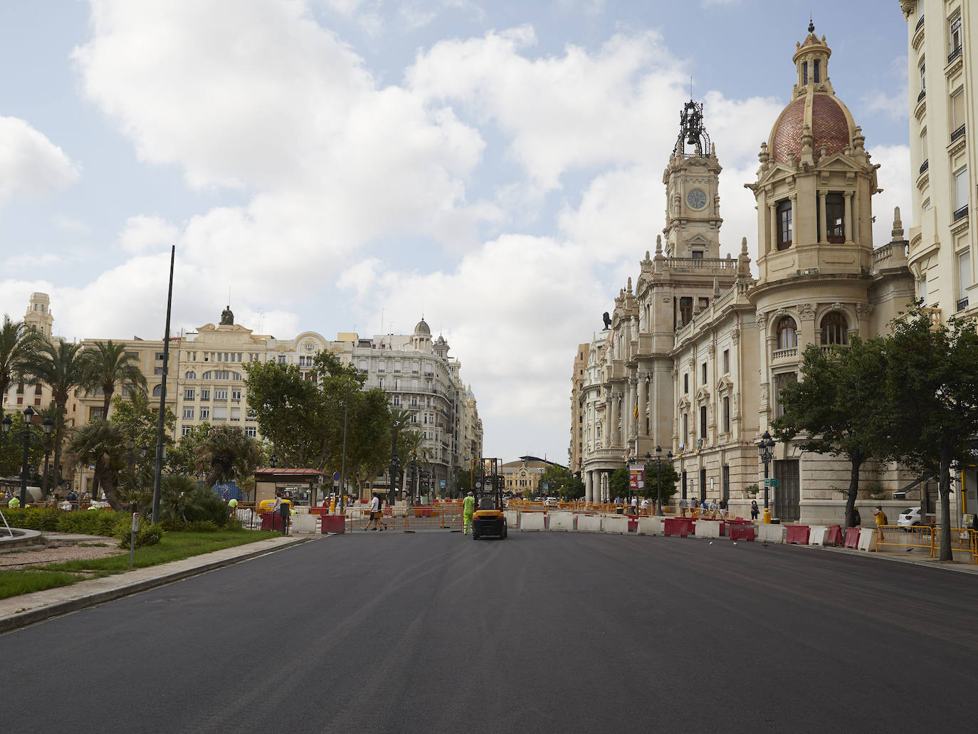 El nuevo asfalto rojizo de la plaza del Ayuntamiento ya está terminado en el tramo frente al teatro Rialto, cerca de la esquina con la calle Barcelonina, por lo que es la imagen más fidedigna de cómo quedará la plaza cuando terminen las obras, que se espera que finalicen en días. 