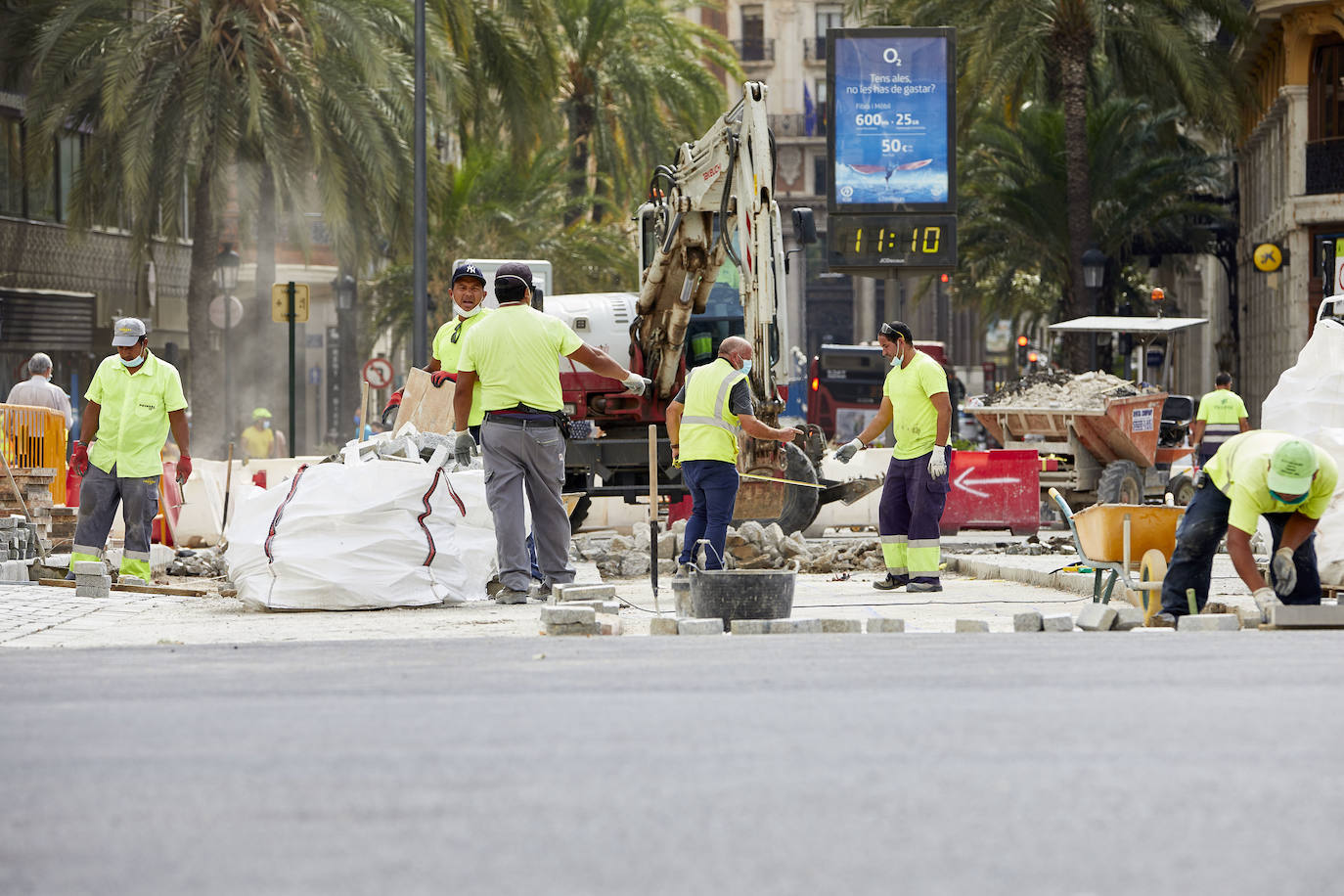 El nuevo asfalto rojizo de la plaza del Ayuntamiento ya está terminado en el tramo frente al teatro Rialto, cerca de la esquina con la calle Barcelonina, por lo que es la imagen más fidedigna de cómo quedará la plaza cuando terminen las obras, que se espera que finalicen en días. 