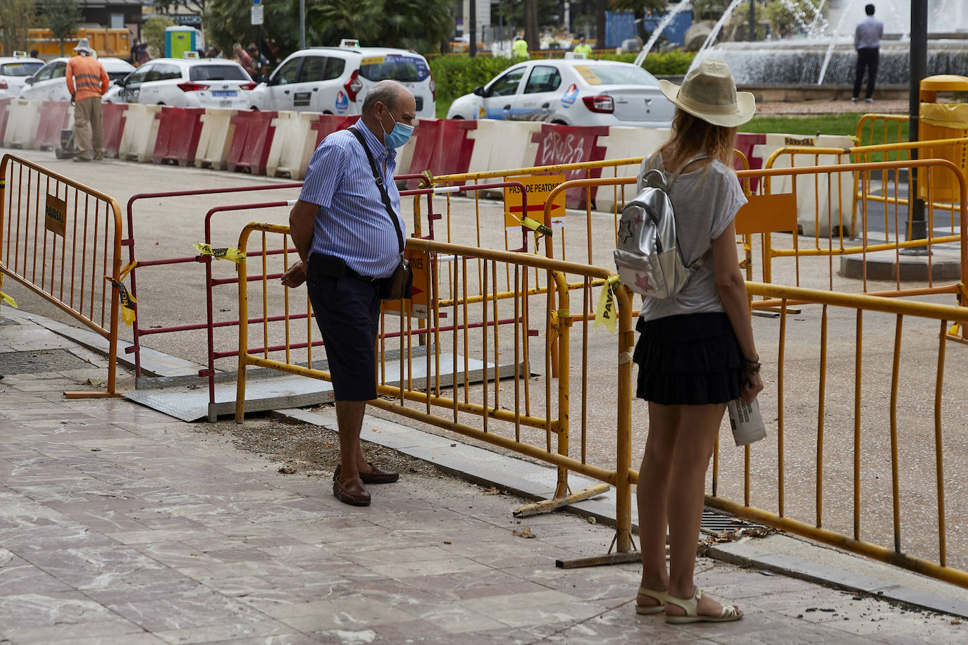 El nuevo asfalto rojizo de la plaza del Ayuntamiento ya está terminado en el tramo frente al teatro Rialto, cerca de la esquina con la calle Barcelonina, por lo que es la imagen más fidedigna de cómo quedará la plaza cuando terminen las obras, que se espera que finalicen en días. 