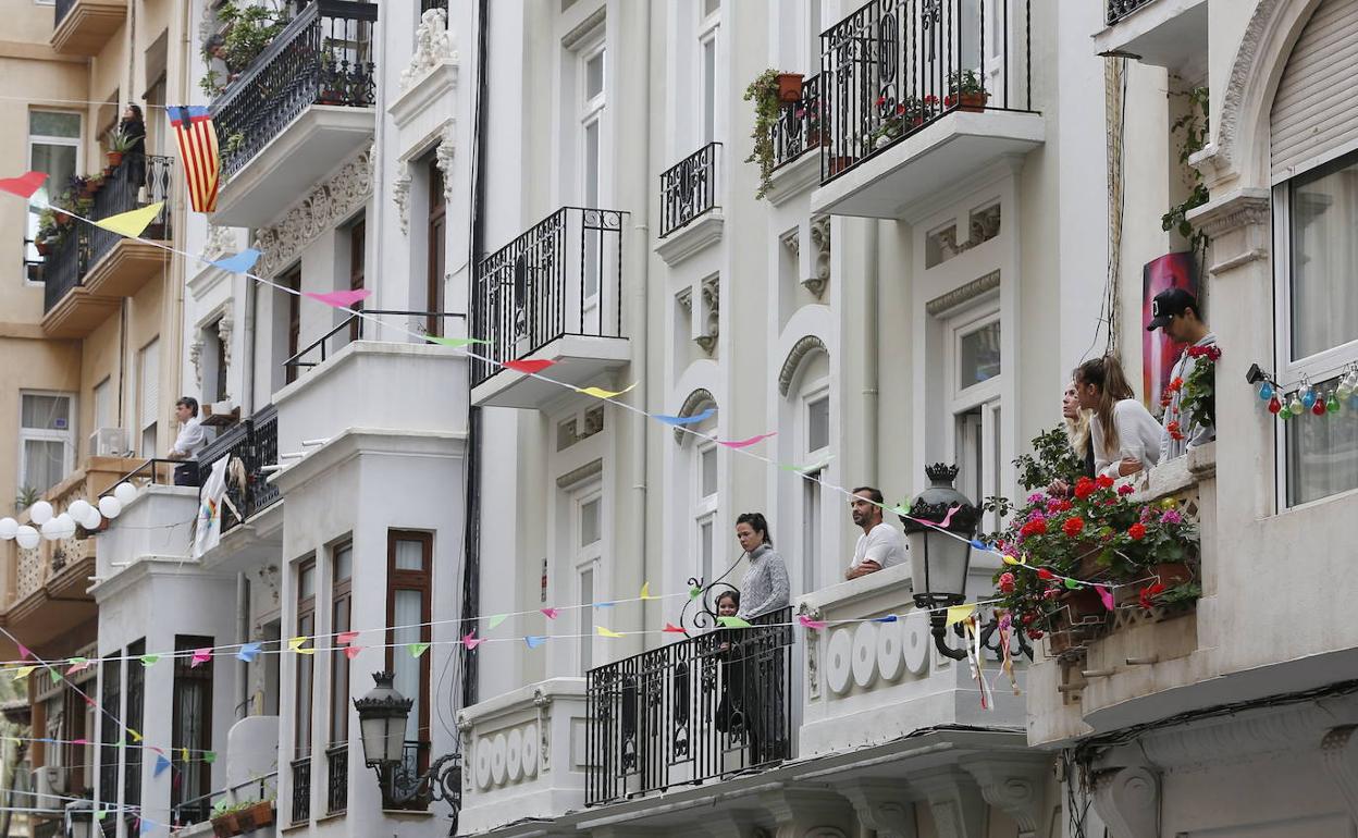 Vecinos se asoman al balcón en Valencia. 