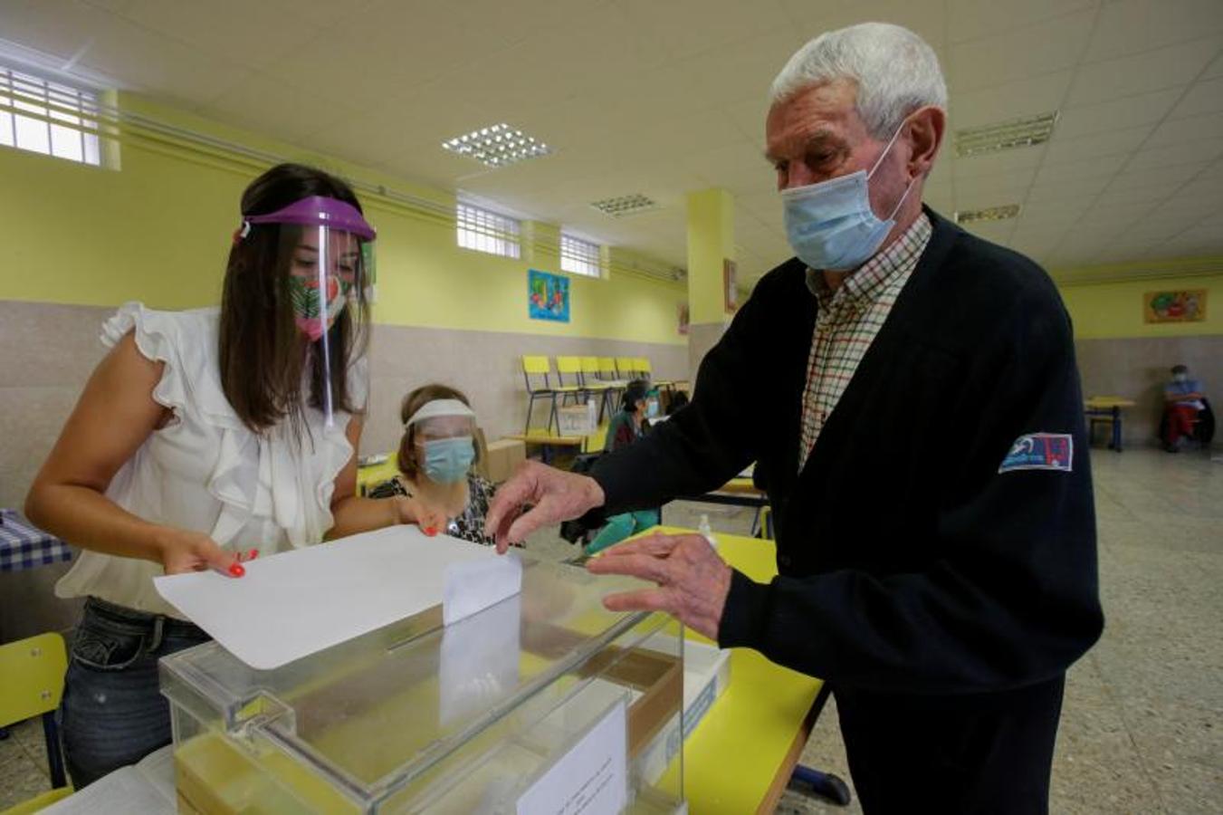 Un hombre con mascarilla emite su voto en un colegio electoral durante las elecciones regionales de Galicia en Ribadeo