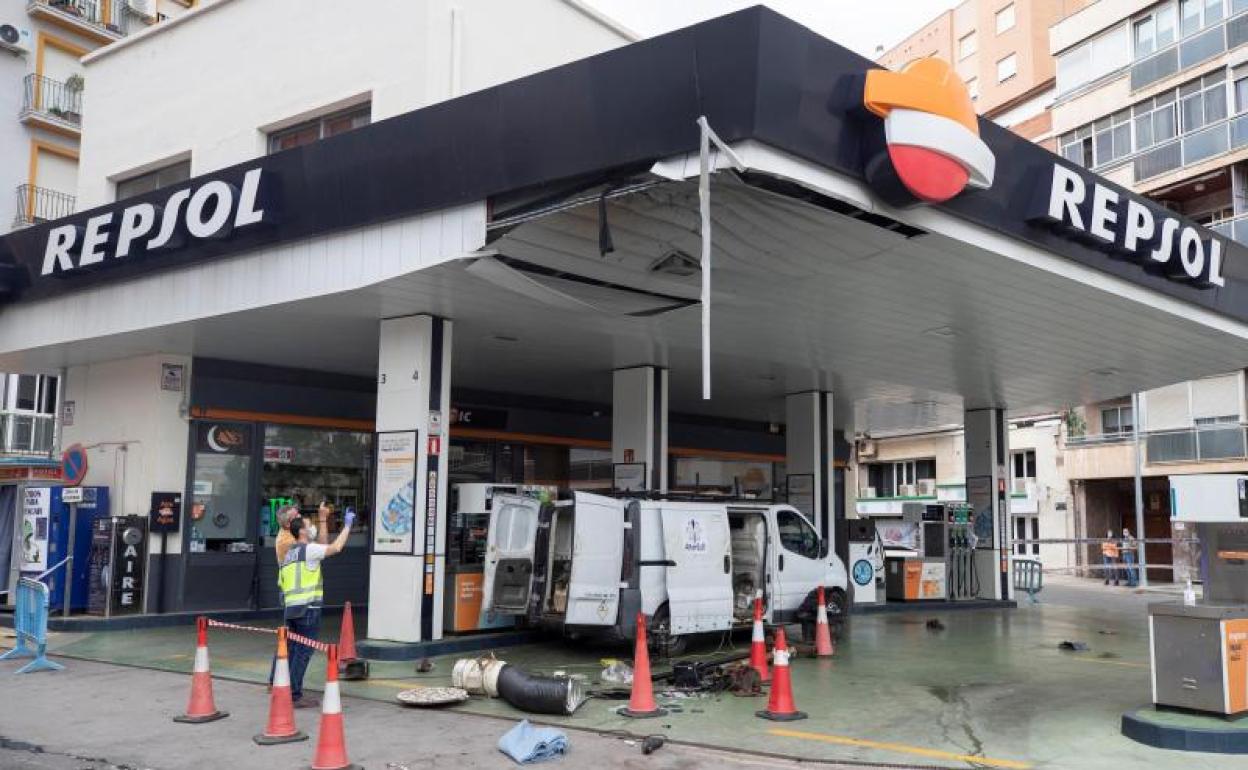 La explosión de una gasolinera Repsol en el centro de Cartagena deja un herido en estado crítico