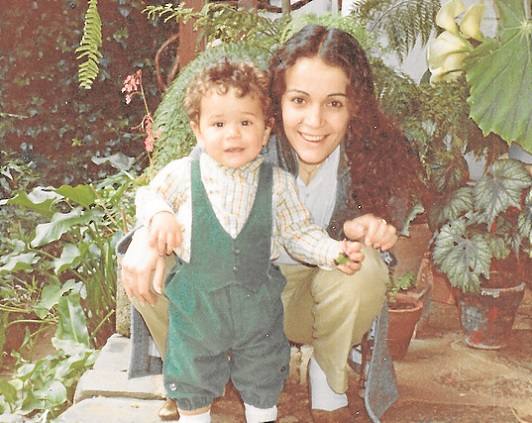 «Mi madre y yo en la casa de mi abuela Consuelo, muy típica de la zona, llena de plantas. Me encantaba correr rodeado de verde».