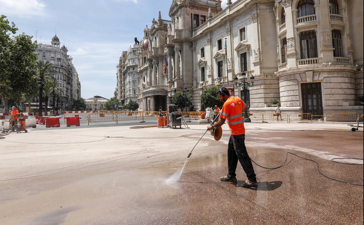 Reasfaltado de la plaza del Ayuntamiento, donde se aprecia el pavimento rojizo. 