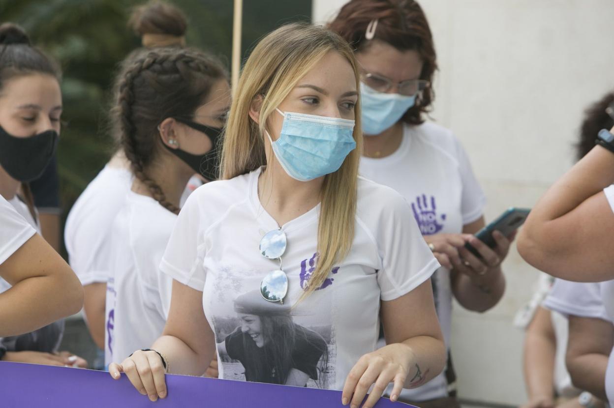 Alba Ferrer encabeza una protesta contra la violencia machista y en recuerdo de su hermana a la entrada de la Ciudad de la Justicia. D. toRRES