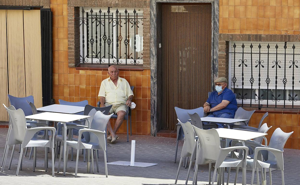 Vecinos del municipio de Zarra, en el interior de la Comunitat 