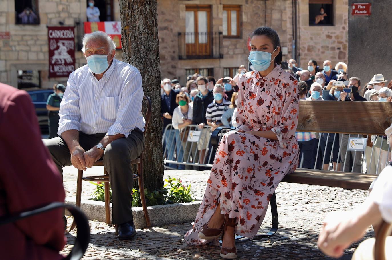 Los Reyes de España, Felipe VI y Letizia, han visitado este miércoles Vinuesa, en la provincia de Soria. Con esta ya son nueve las visitas que han realizado a diferentes comunidades autónomas de nuestro país, incluida Valencia. Los Reyes han correspondido al calor de los vecinos y han disfrutado del cariño que les han brindado los habitantes de la localidad soriana.