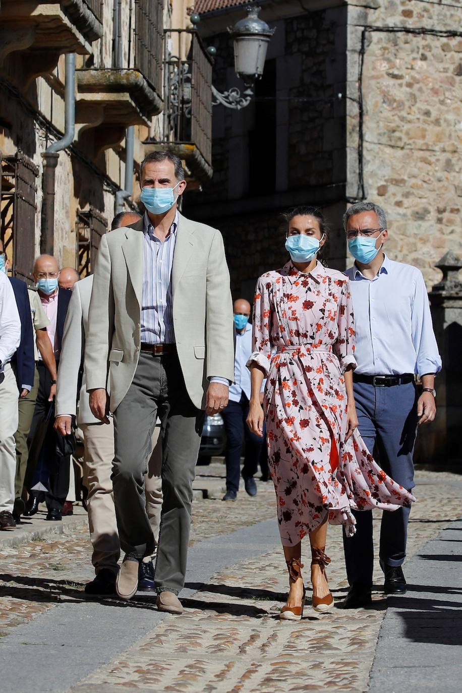 Los Reyes de España, Felipe VI y Letizia, han visitado este miércoles Vinuesa, en la provincia de Soria. Con esta ya son nueve las visitas que han realizado a diferentes comunidades autónomas de nuestro país, incluida Valencia. Los Reyes han correspondido al calor de los vecinos y han disfrutado del cariño que les han brindado los habitantes de la localidad soriana.