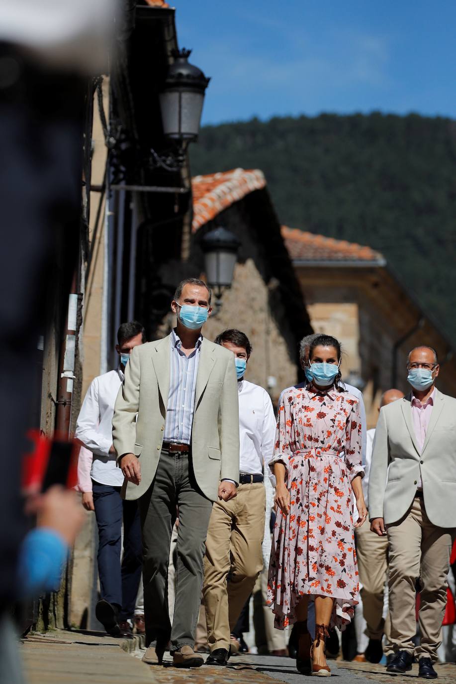 Los Reyes de España, Felipe VI y Letizia, han visitado este miércoles Vinuesa, en la provincia de Soria. Con esta ya son nueve las visitas que han realizado a diferentes comunidades autónomas de nuestro país, incluida Valencia. Los Reyes han correspondido al calor de los vecinos y han disfrutado del cariño que les han brindado los habitantes de la localidad soriana.