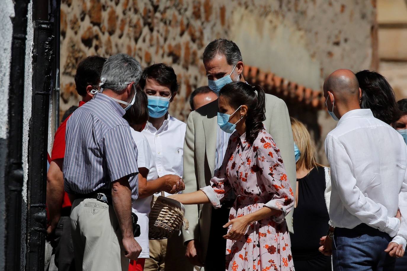 Los Reyes de España, Felipe VI y Letizia, han visitado este miércoles Vinuesa, en la provincia de Soria. Con esta ya son nueve las visitas que han realizado a diferentes comunidades autónomas de nuestro país, incluida Valencia. Los Reyes han correspondido al calor de los vecinos y han disfrutado del cariño que les han brindado los habitantes de la localidad soriana.