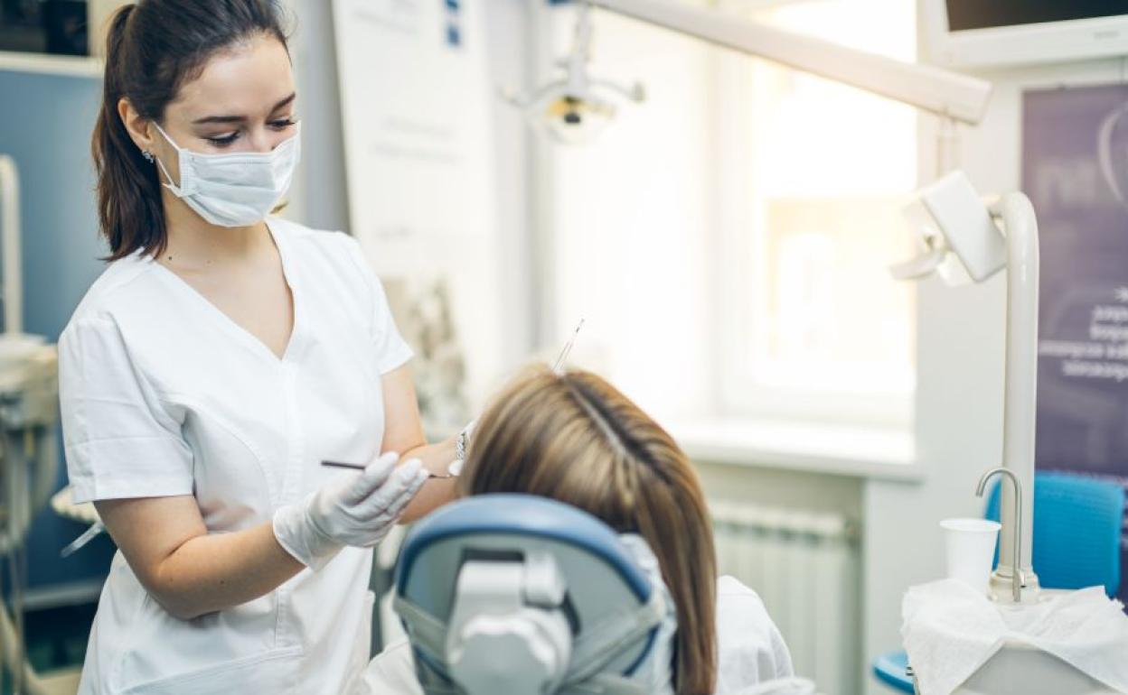 Dentista durante una consulta.