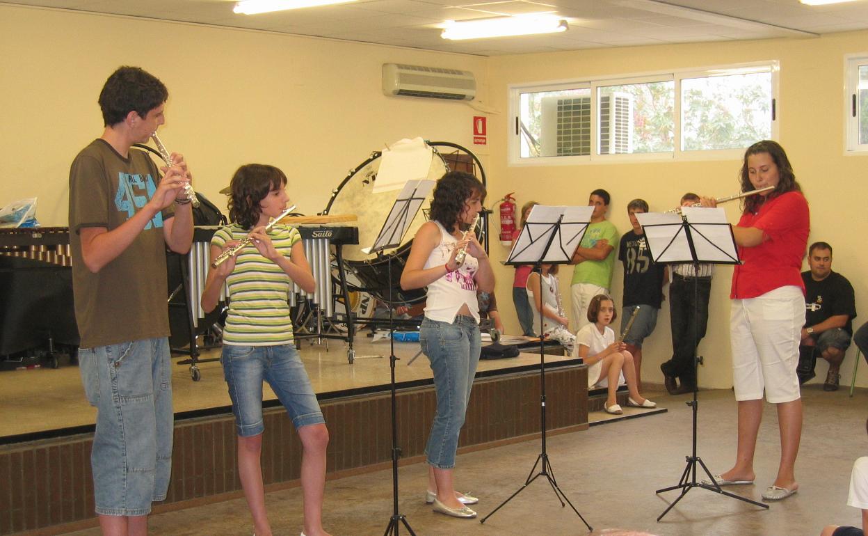 Audición en una escuela de música con instrumentos de viento. 