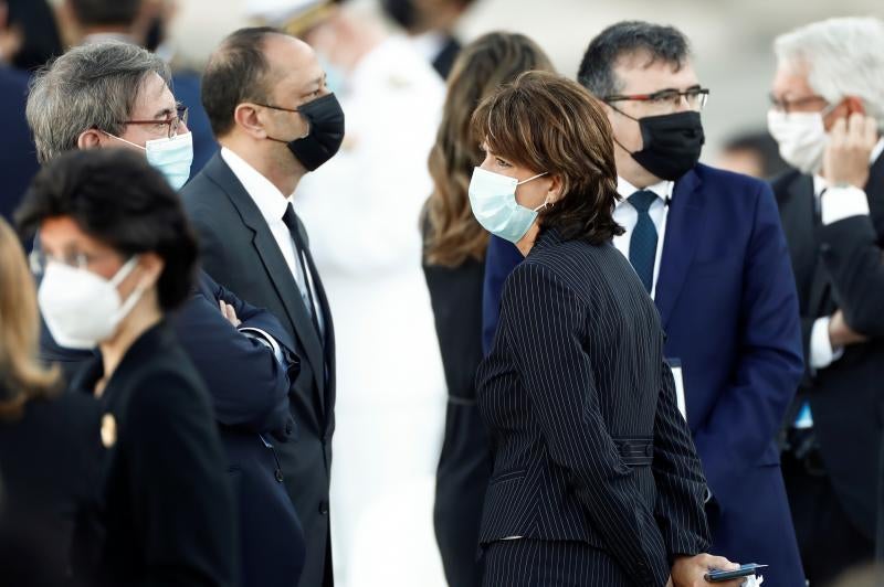 La fiscal general del Estado, Dolores Delgado (3d), a su llegada a la ceremonia de Estado para homenajear a las víctimas de la pandemia de Covid-19