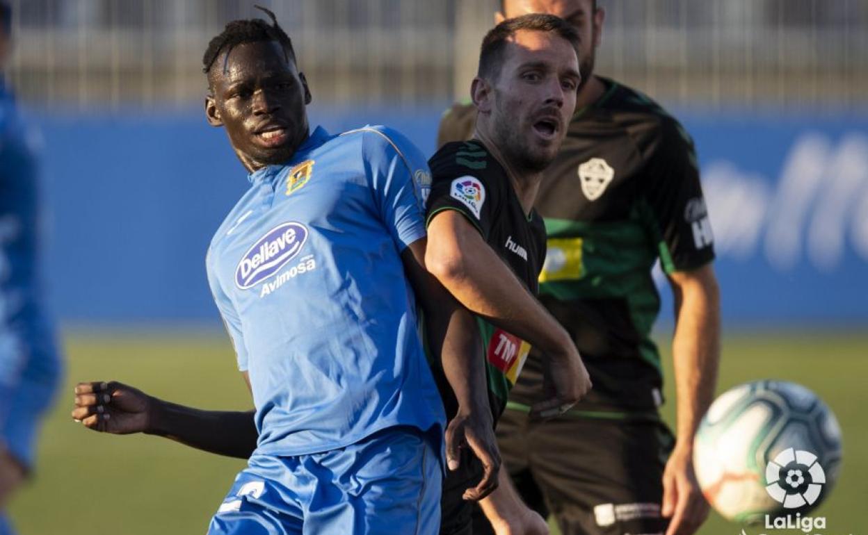 El franjiverde Manu Sánchez disputa un balón anoche en el partido ante el Fuenlabrada. 