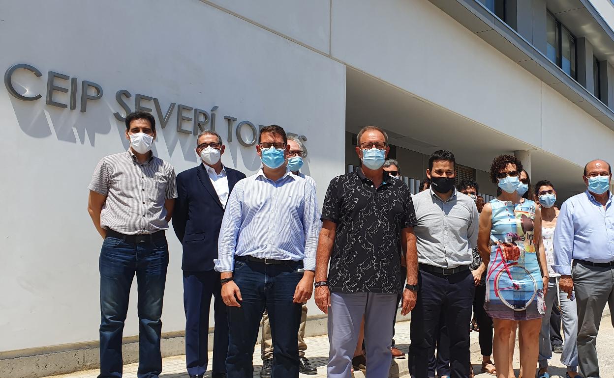 Marzà con el alcalde y el equipo directivo del colegio Severí Torres. 