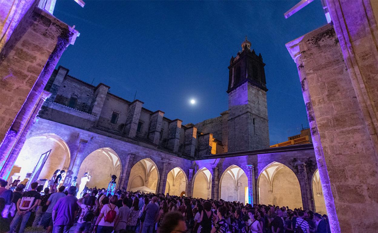 El claustro gótico del Centro del Carmen. 