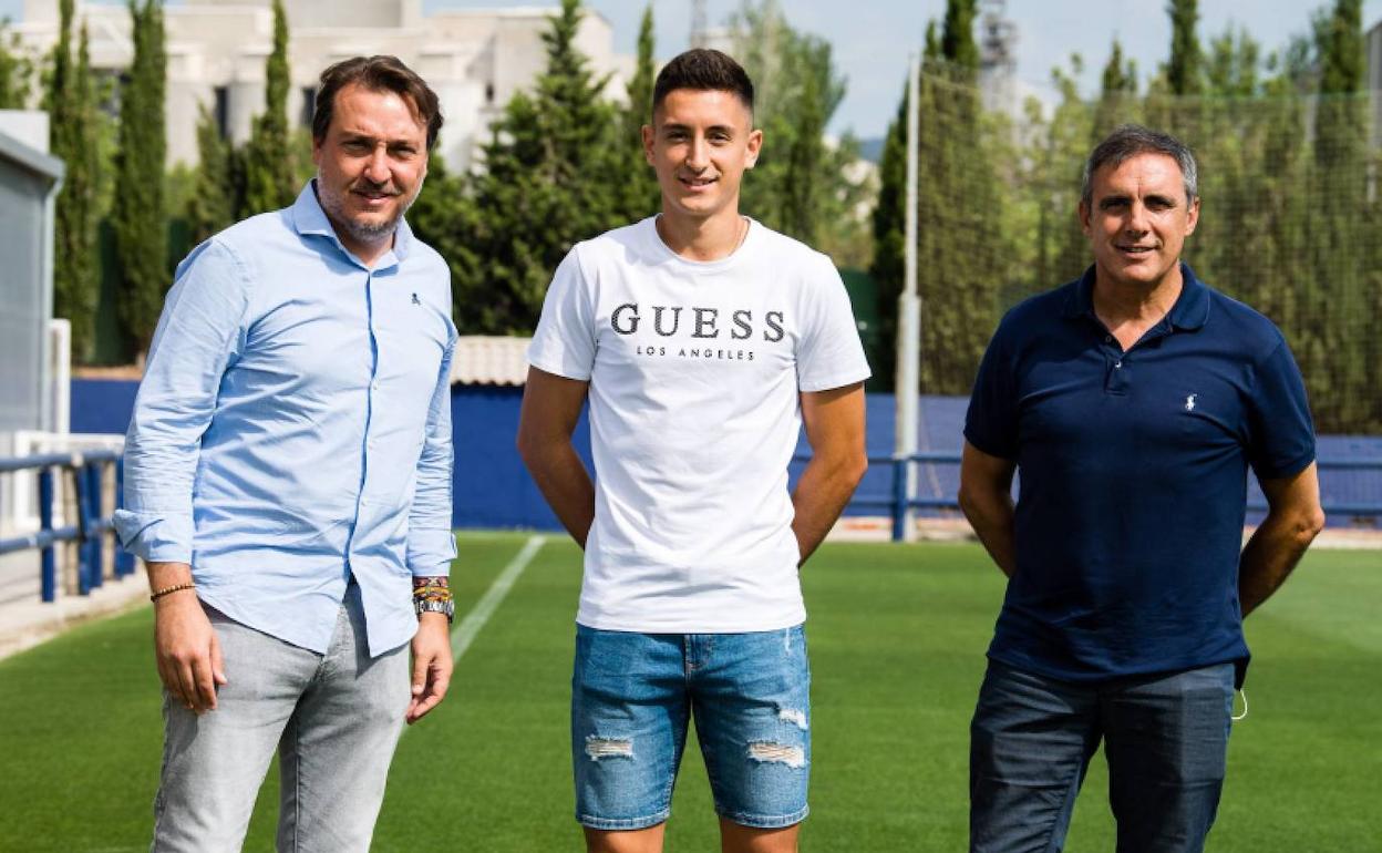 Pablo Martínez, con Quico Catalán y Manolo Salvador tras cerrar el acuerdo de renovación.