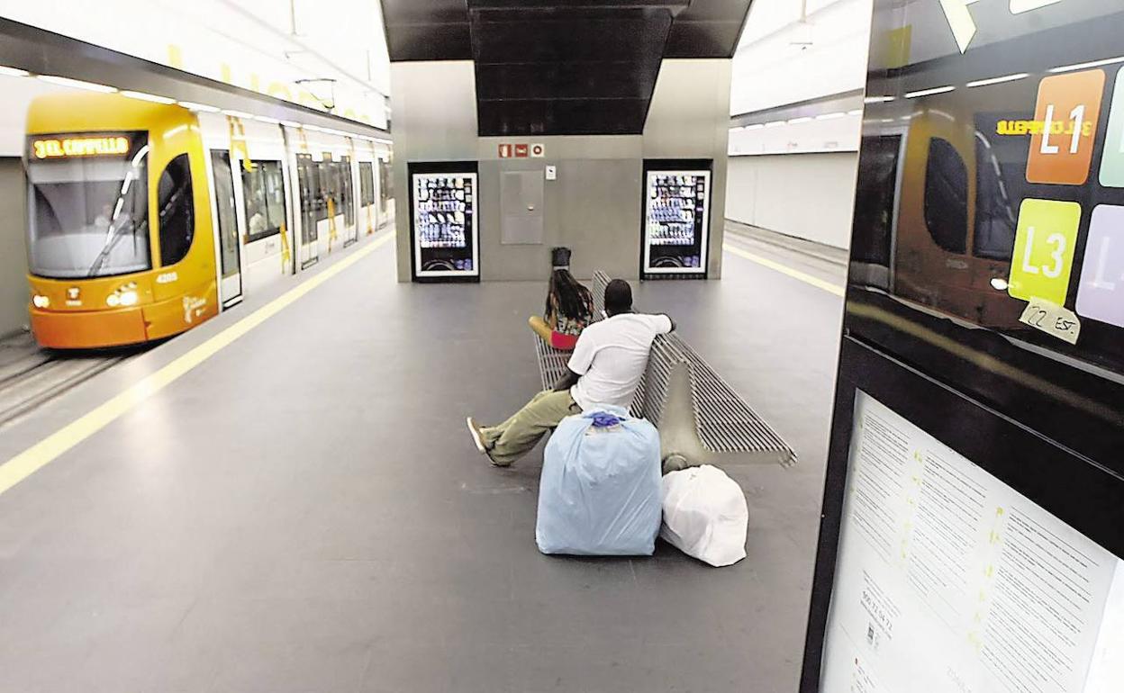 Imagen del TRAM a su llegada a la estación de El Mercado.